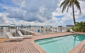 Hibiscus Hideaway B - Top Floor Unit